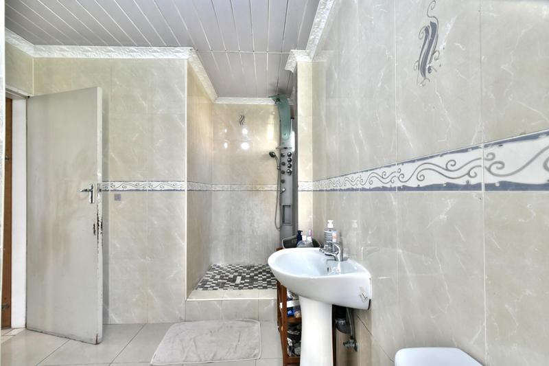 4 Bedroom Property for Sale in Mondeor Gauteng