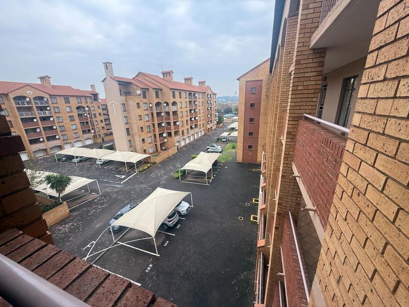 To Let 2 Bedroom Property for Rent in Die Hoewes Gauteng
