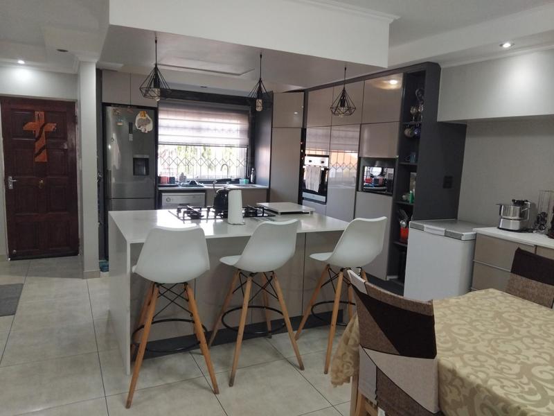 5 Bedroom Property for Sale in Halfway Gardens Gauteng