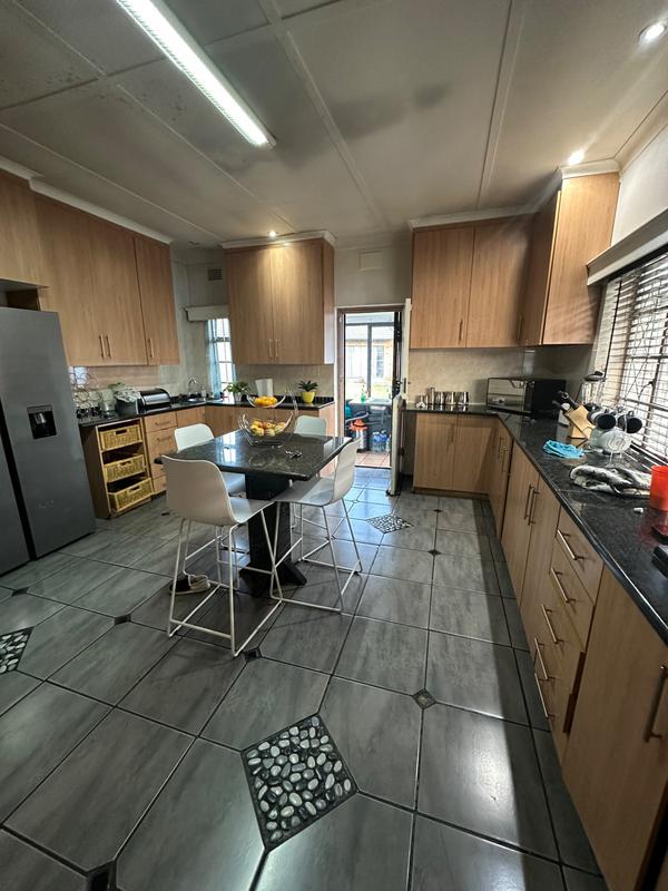 6 Bedroom Property for Sale in Strubenvale Gauteng