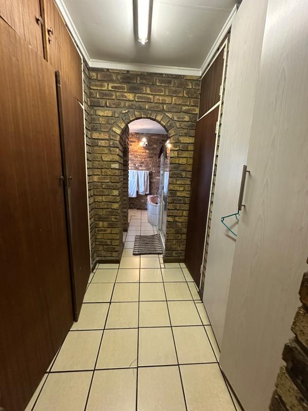 6 Bedroom Property for Sale in Strubenvale Gauteng