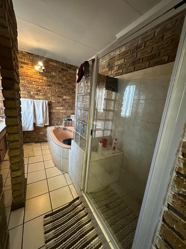 6 Bedroom Property for Sale in Strubenvale Gauteng