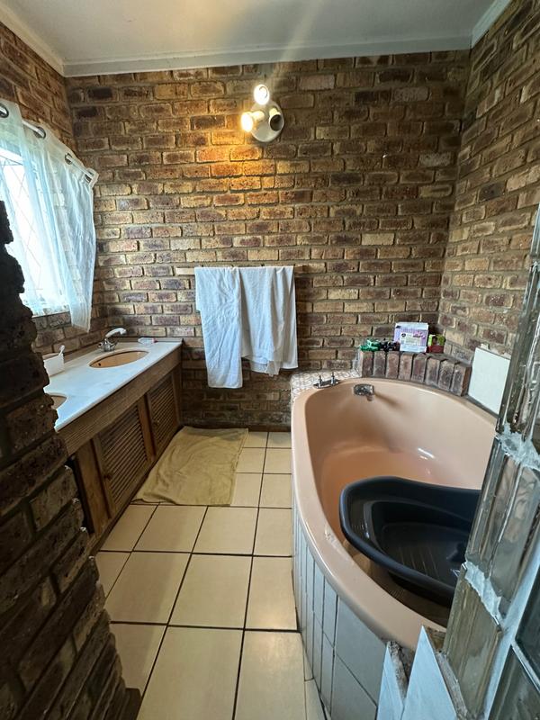 6 Bedroom Property for Sale in Strubenvale Gauteng