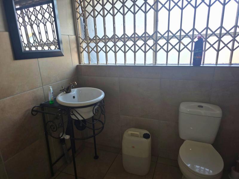 To Let Commercial Property for Rent in Glen Marais Gauteng