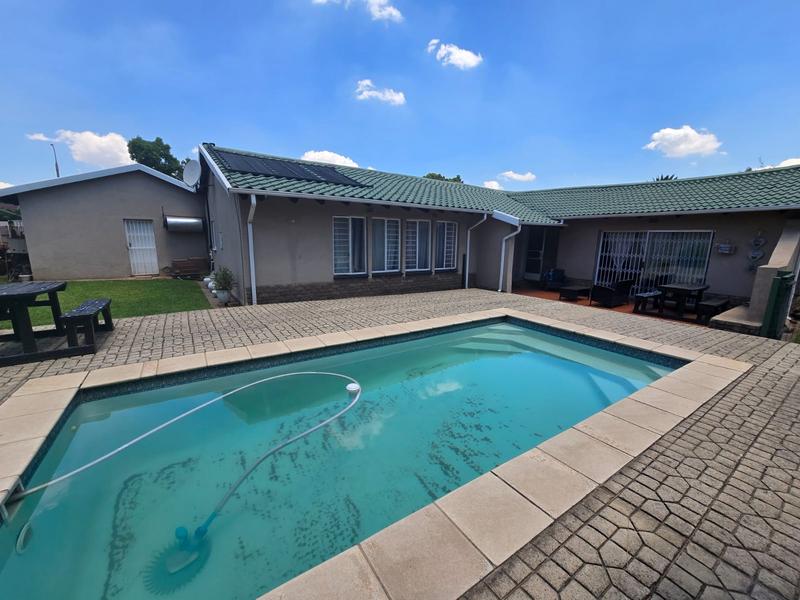 4 Bedroom Property for Sale in Verwoerdpark Gauteng