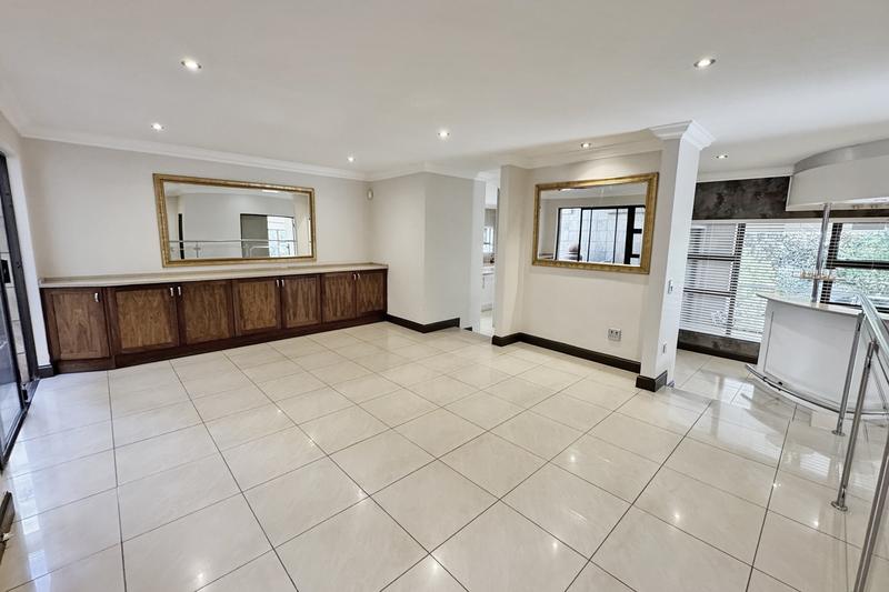 5 Bedroom Property for Sale in Benmore Gardens Gauteng