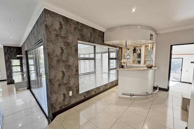 5 Bedroom Property for Sale in Benmore Gardens Gauteng