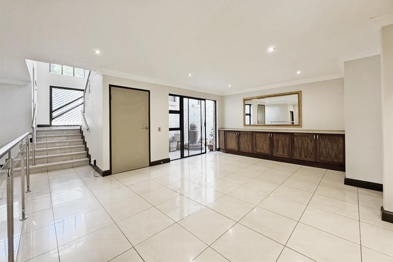 5 Bedroom Property for Sale in Benmore Gardens Gauteng
