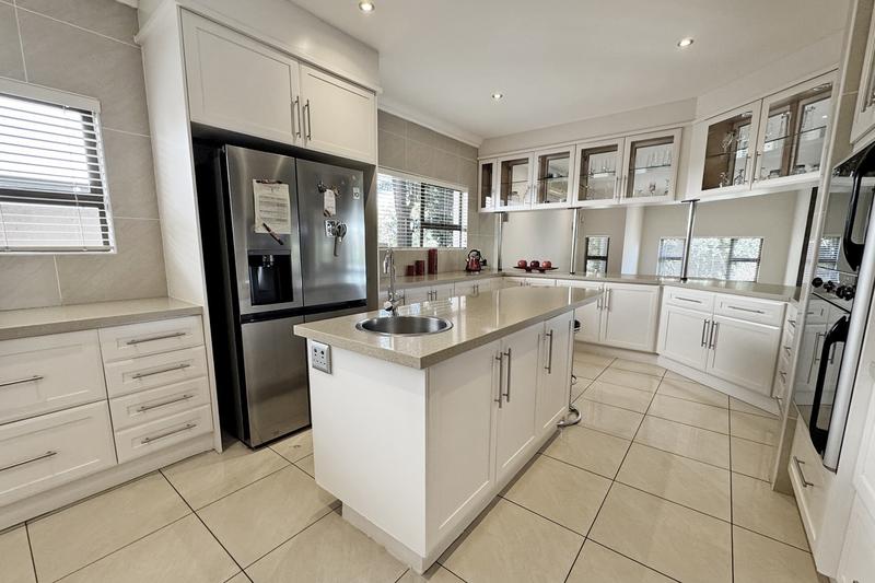 5 Bedroom Property for Sale in Benmore Gardens Gauteng
