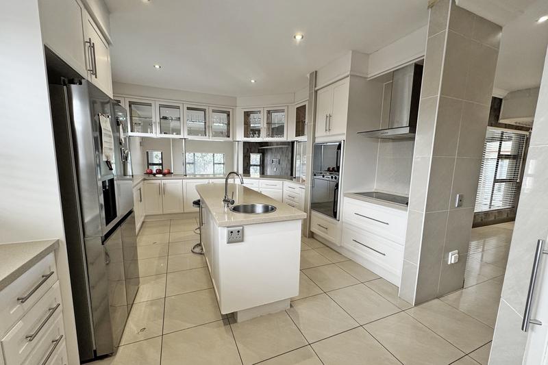 5 Bedroom Property for Sale in Benmore Gardens Gauteng
