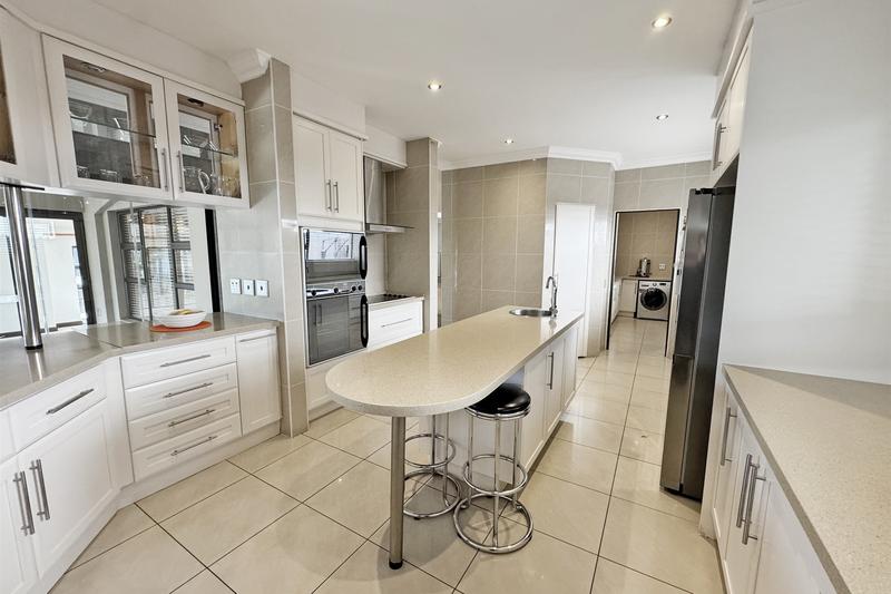 5 Bedroom Property for Sale in Benmore Gardens Gauteng