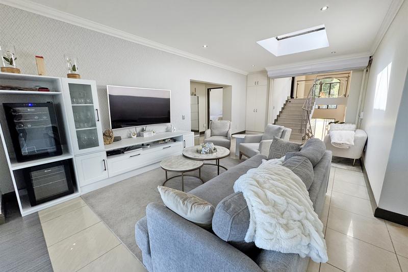 5 Bedroom Property for Sale in Benmore Gardens Gauteng