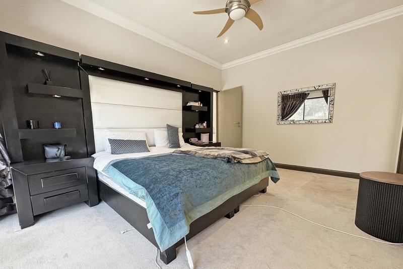 5 Bedroom Property for Sale in Benmore Gardens Gauteng