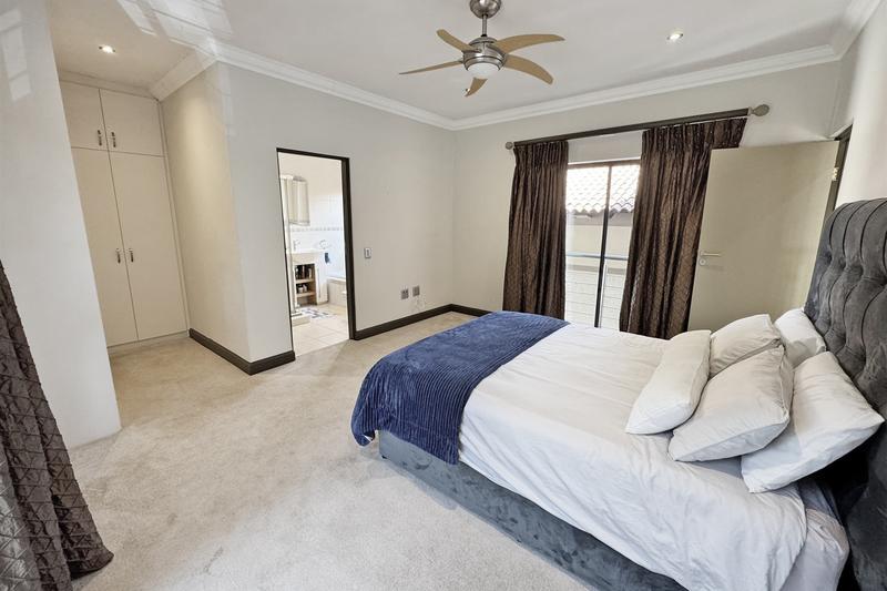5 Bedroom Property for Sale in Benmore Gardens Gauteng