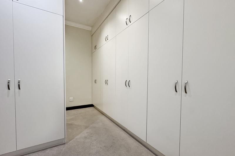 5 Bedroom Property for Sale in Benmore Gardens Gauteng