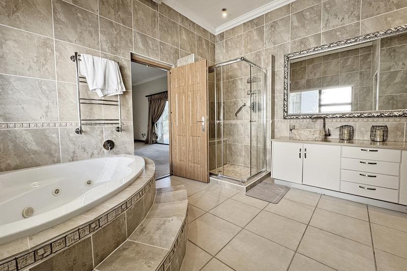 5 Bedroom Property for Sale in Benmore Gardens Gauteng