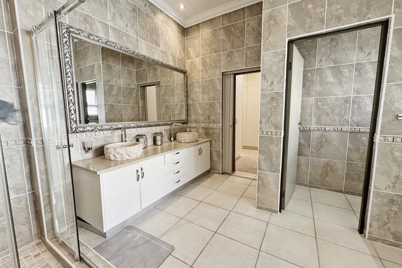 5 Bedroom Property for Sale in Benmore Gardens Gauteng