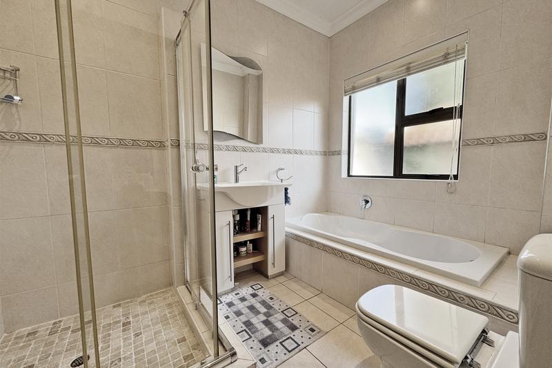 5 Bedroom Property for Sale in Benmore Gardens Gauteng