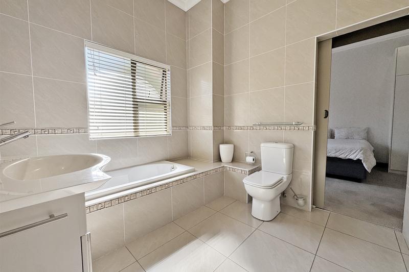 5 Bedroom Property for Sale in Benmore Gardens Gauteng