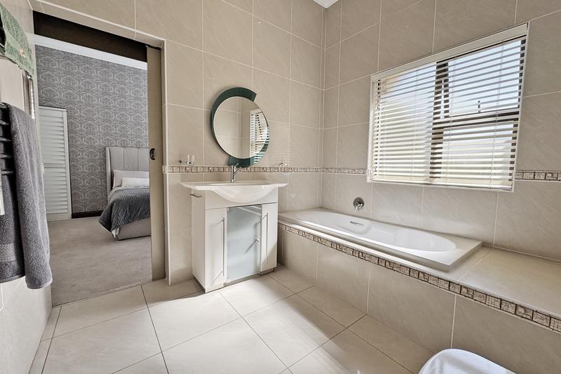 5 Bedroom Property for Sale in Benmore Gardens Gauteng