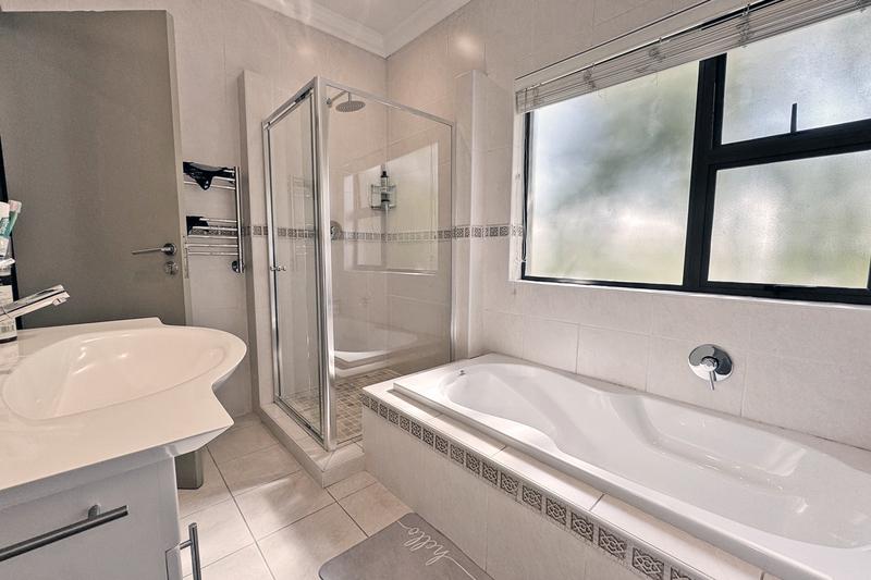 5 Bedroom Property for Sale in Benmore Gardens Gauteng