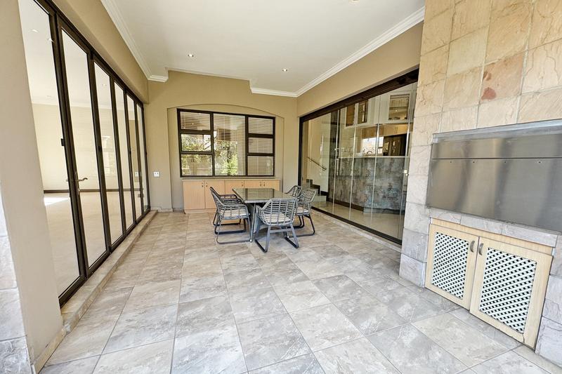 5 Bedroom Property for Sale in Benmore Gardens Gauteng