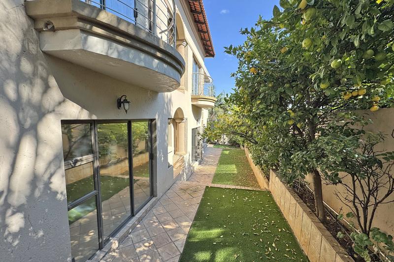 5 Bedroom Property for Sale in Benmore Gardens Gauteng