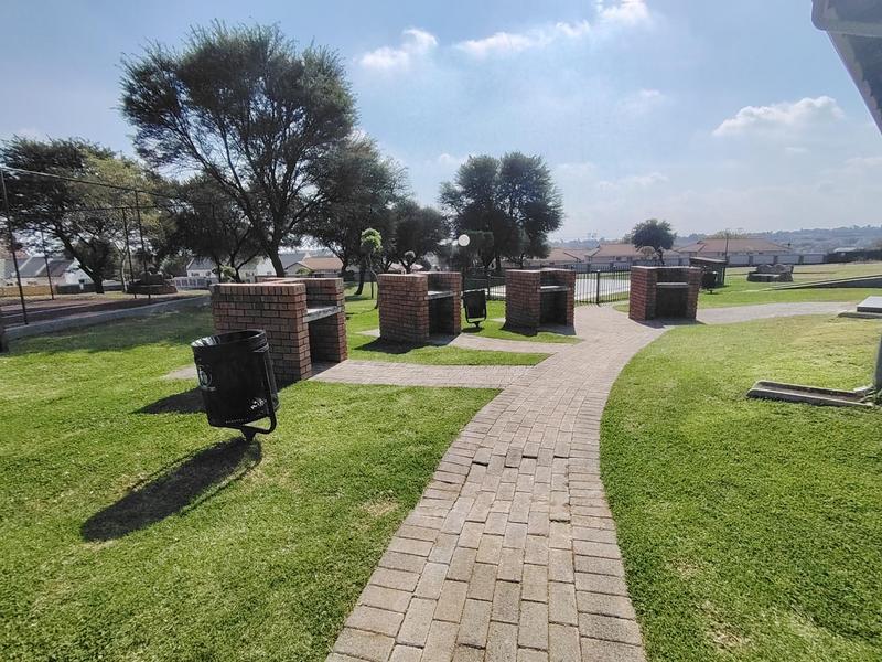 1 Bedroom Property for Sale in Kosmosdal Gauteng