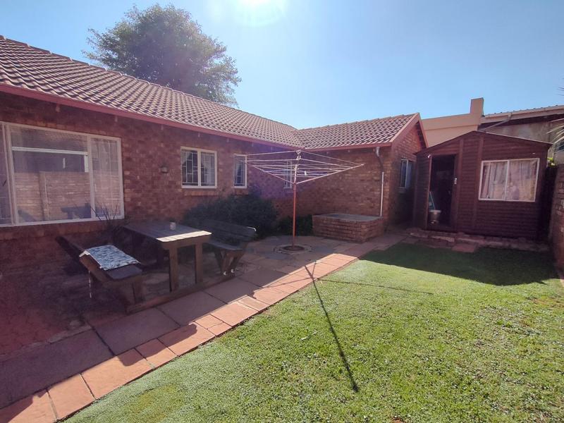 To Let 4 Bedroom Property for Rent in Rooihuiskraal North Gauteng