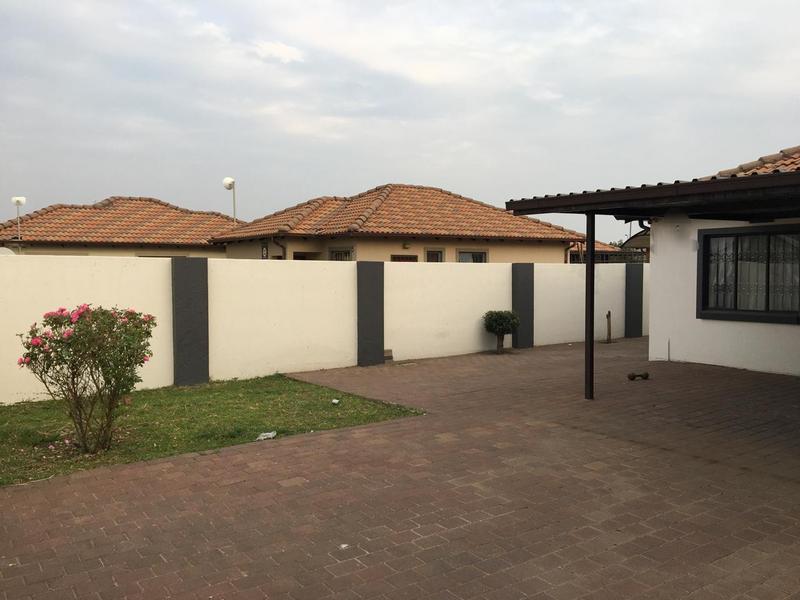 To Let 2 Bedroom Property for Rent in Klippoortje Gauteng