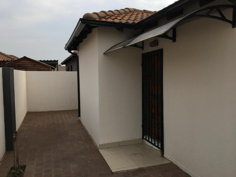 To Let 2 Bedroom Property for Rent in Klippoortje Gauteng