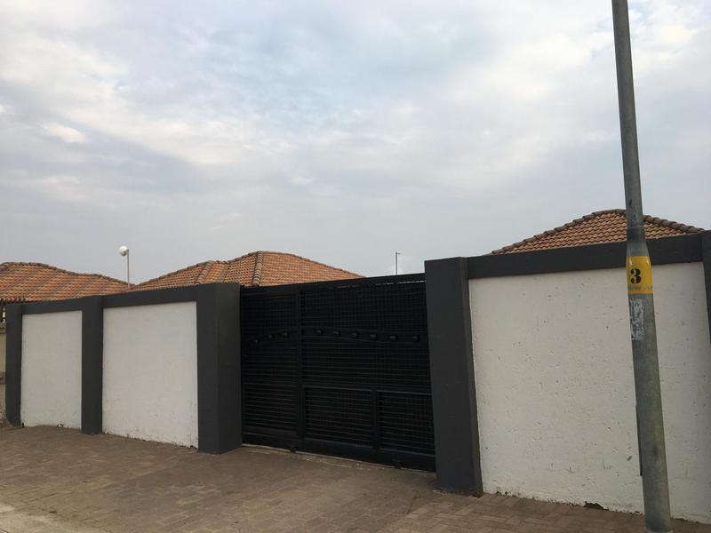 To Let 2 Bedroom Property for Rent in Klippoortje Gauteng