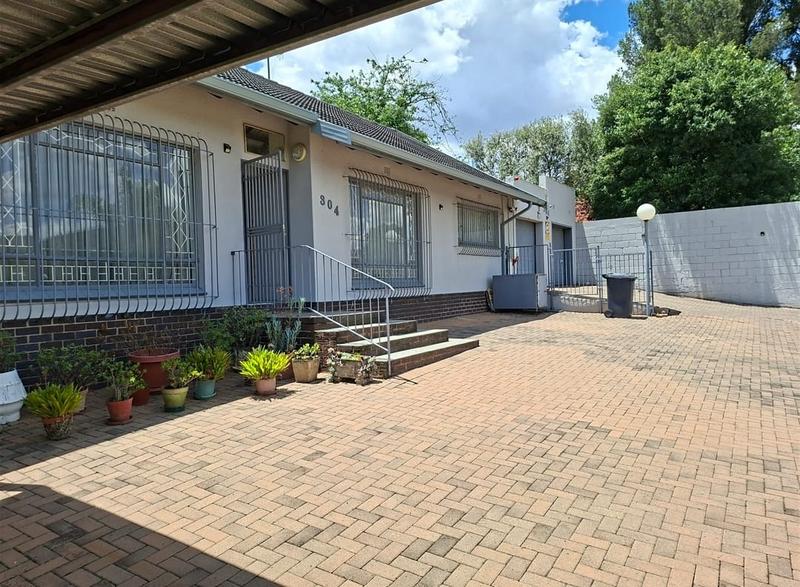 4 Bedroom Property for Sale in Mondeor Gauteng