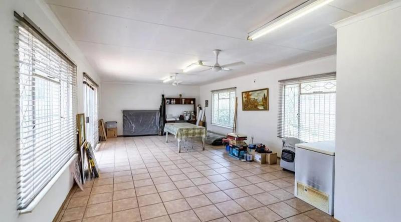 4 Bedroom Property for Sale in Mondeor Gauteng