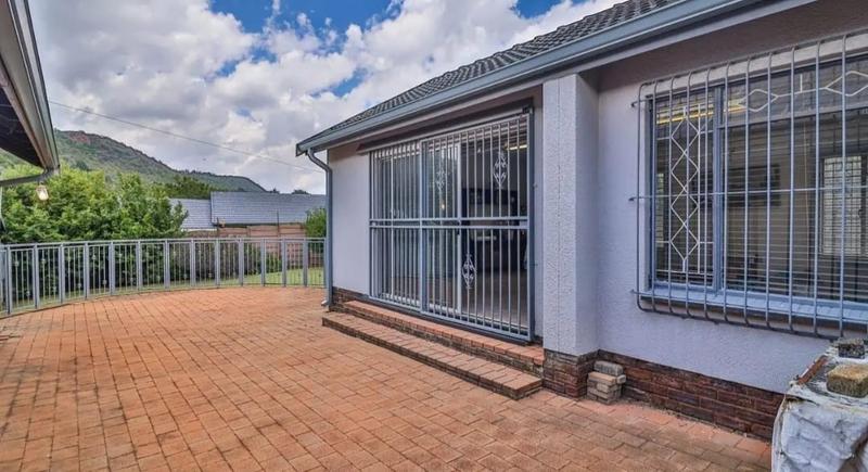 4 Bedroom Property for Sale in Mondeor Gauteng
