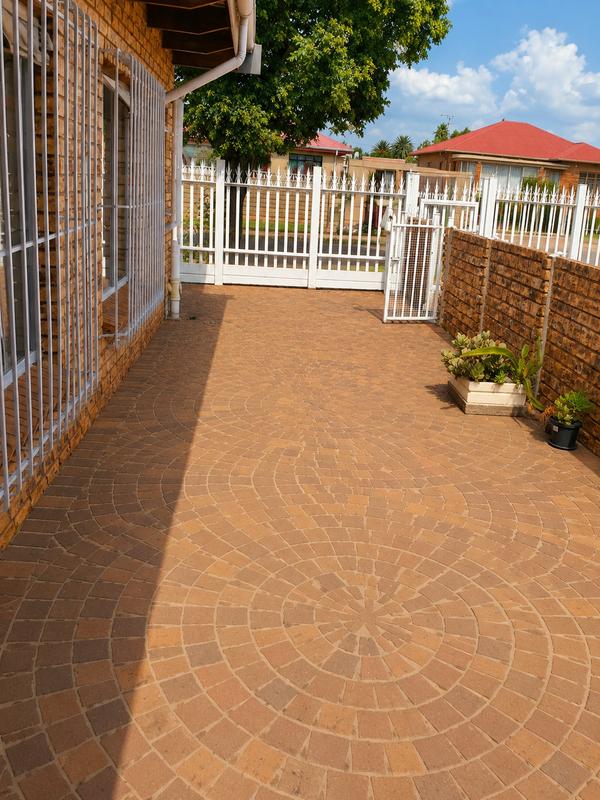 1 Bedroom Property for Sale in Paul Krugersoord Gauteng