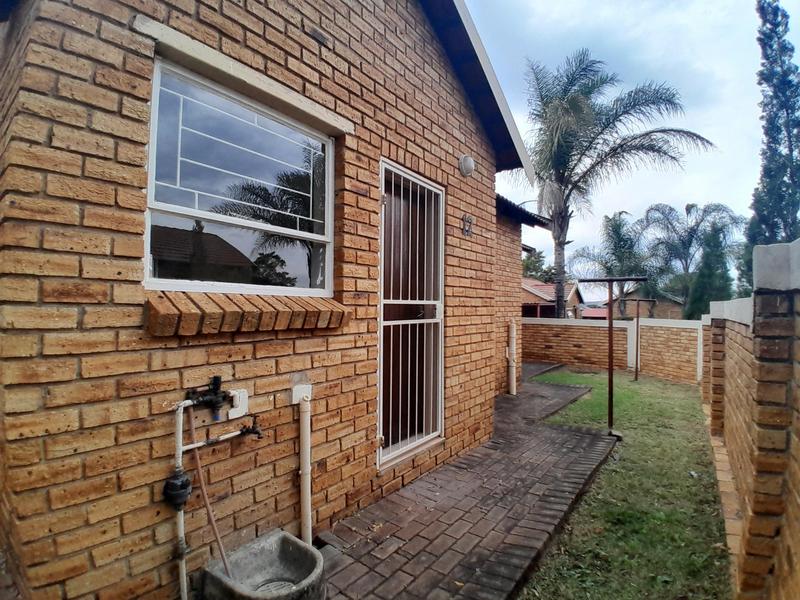 To Let 2 Bedroom Property for Rent in Heuwelsig Estate Gauteng