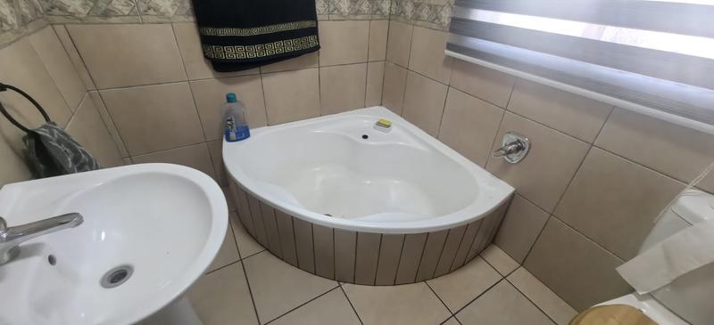 4 Bedroom Property for Sale in Lindhaven Gauteng