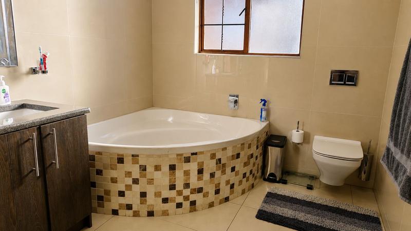 To Let 3 Bedroom Property for Rent in Beverley Gauteng