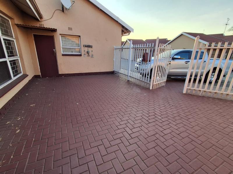 2 Bedroom Property for Sale in Vanderbijlpark CW 3 Gauteng