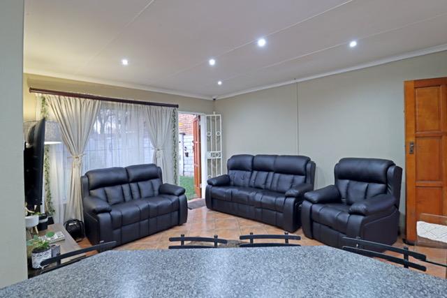 2 Bedroom Property for Sale in Zwartkop Gauteng