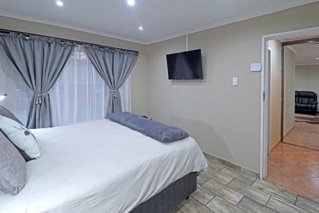 2 Bedroom Property for Sale in Zwartkop Gauteng