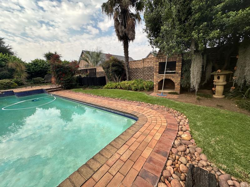 6 Bedroom Property for Sale in Dunnottar Gauteng