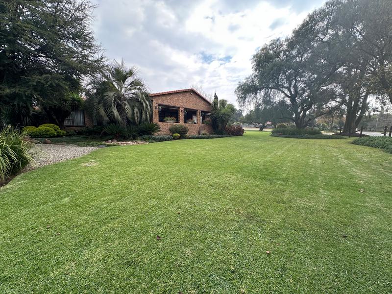 6 Bedroom Property for Sale in Dunnottar Gauteng