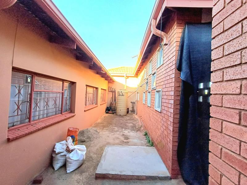 7 Bedroom Property for Sale in Laudium Gauteng