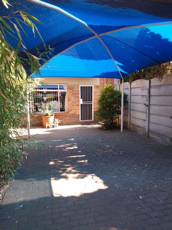 To Let 2 Bedroom Property for Rent in Farrarmere Gauteng