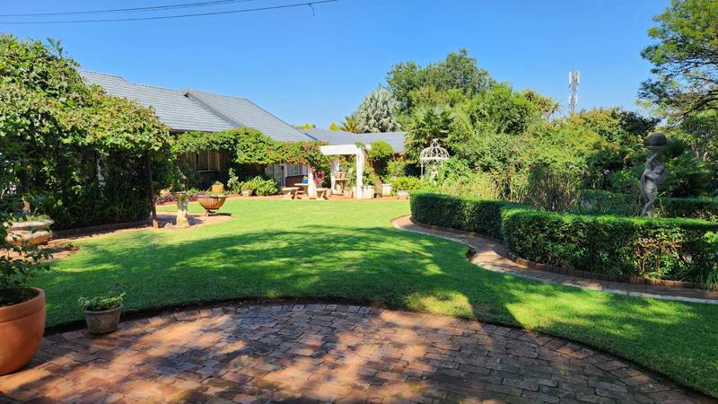 6 Bedroom Property for Sale in Eldoraigne Gauteng