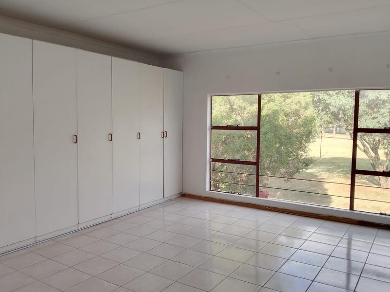 5 Bedroom Property for Sale in Petersfield Gauteng