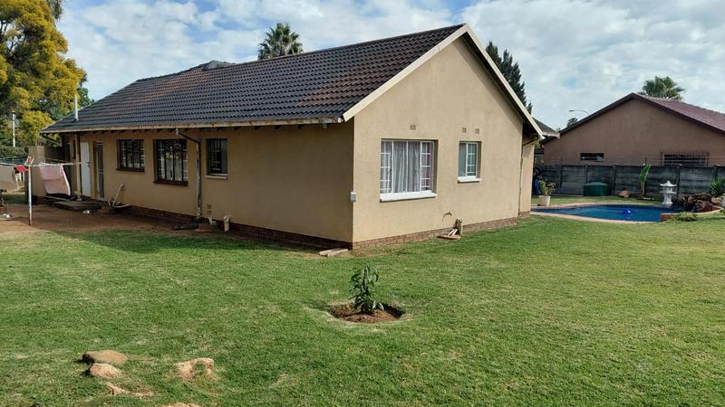 3 Bedroom Property for Sale in Brackendowns Gauteng