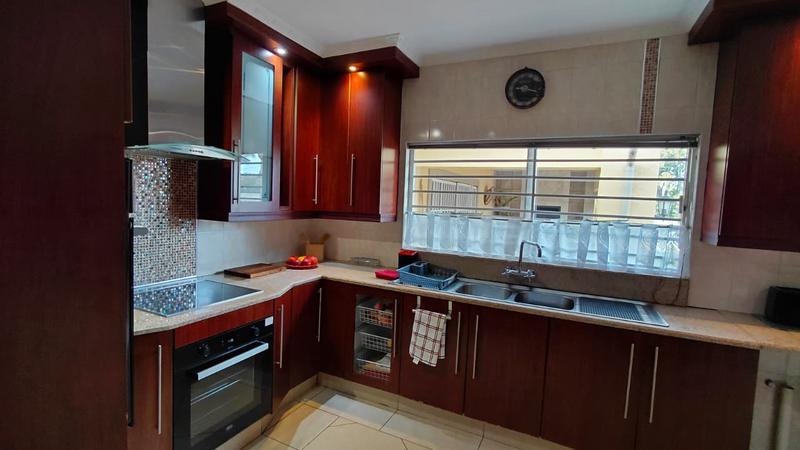 6 Bedroom Property for Sale in Brackenhurst Gauteng